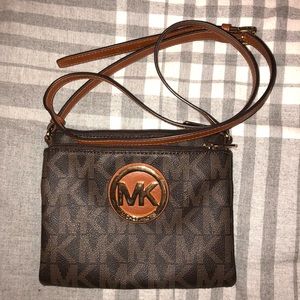 michael kors cross body purse (lays flat to body)